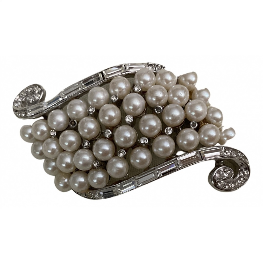 Trifari‎  Pearl Pin
